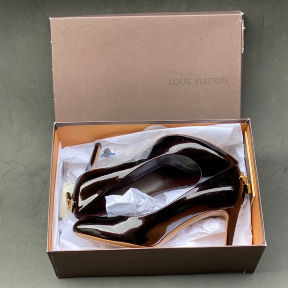 LOUIS VUITTON patent leather lock pumps - Picture 8 of 10